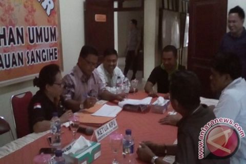 Komisioner KPU memeriksa berkas pasangan Gaghana-Hontong