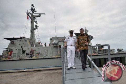 KAPAL PERANG AUSTRALIA TIBA DI MAKASSAR
