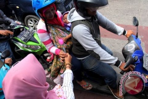 BAGIKAN BUNGA PERINGATI HARI IBU