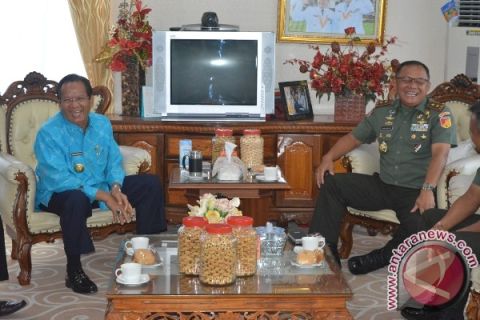 GUBERNUR TERIMA PANGDAM MERDEKA