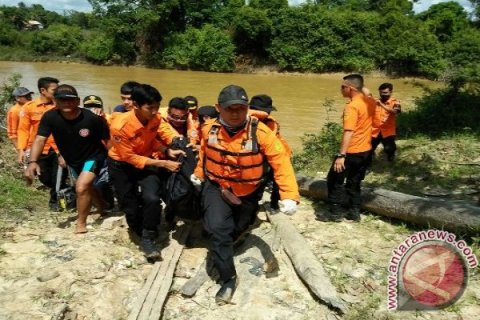 Tim Basarnas evakuasi korban 