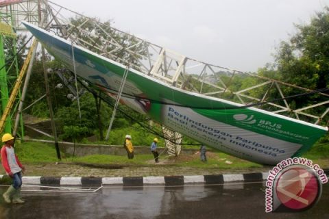 PAPAN REKLAME DI KUPANG TUMBANG