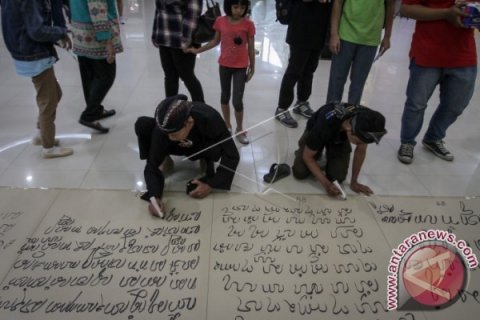 Menulis Aksara Jawa Terpanjang 500 M