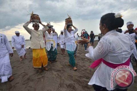 UPACARA MELASTI DI MAKASSAR