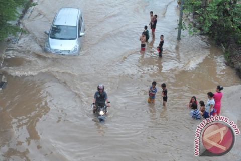 Genangan Air di Jalan Protokol Palembang