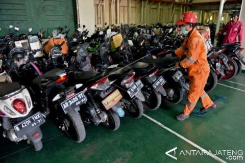 PEMUDIK SEPEDA MOTOR ARUS BALIK