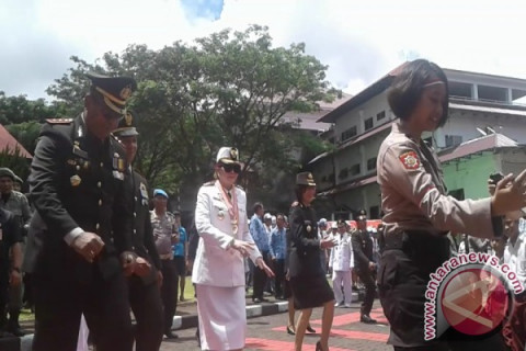 Polwan Pimpin Senam 