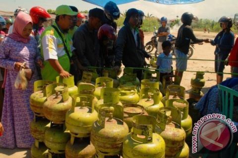 WARGA ANTRE TUKAR TABUNG GAS