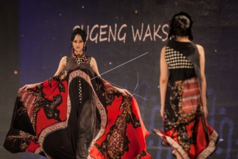 PERAGAAN BUSANA BATIK SOLO