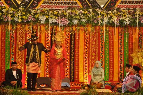 Prosesi Adat Kahyang-Bobby