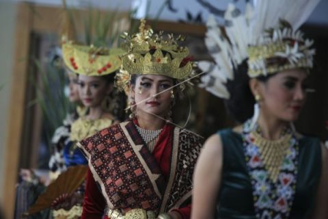 PERAGAAN BUSANA