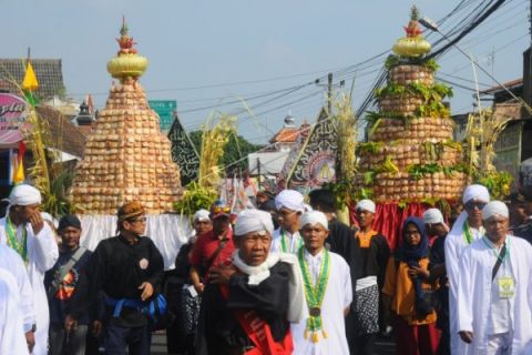 KIRAB GUNUNGAN APEM