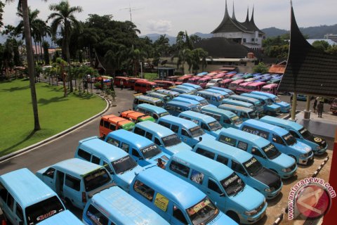 Unjuk Rasa Angkot Padang
