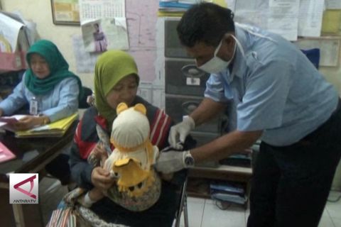 Cegah Difteri, Warga Datangi Puskesmas