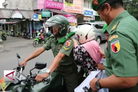 Aksi Sosial Babinsa di Pasar Saat Hari Ibu
