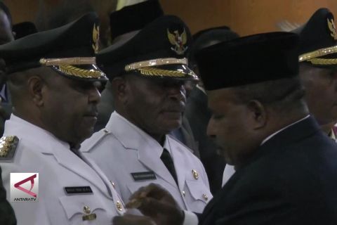 Gubernur Papua Lantik  Dua  Kepala Daerah Terpilih