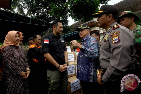 Keluarga SBY Bantu Korban Banjir