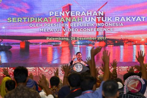 Menteri BUMN Serahkan Sertifikat Tanah