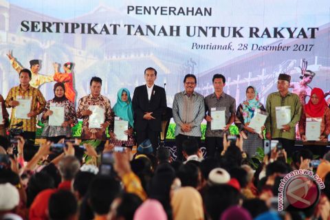 Penyerahan Sertifikat Untuk Rakyat