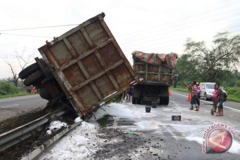 Truk Pengangkut Pupuk Terbalik