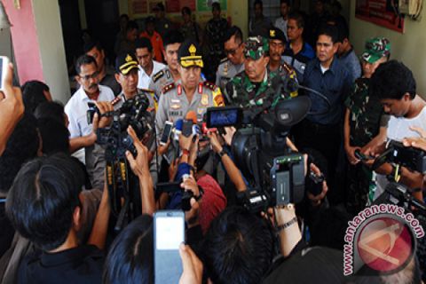Terkait pelemparan bom di Polsek