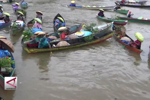Pedagang pasar terapung kampanye bahaya rokok