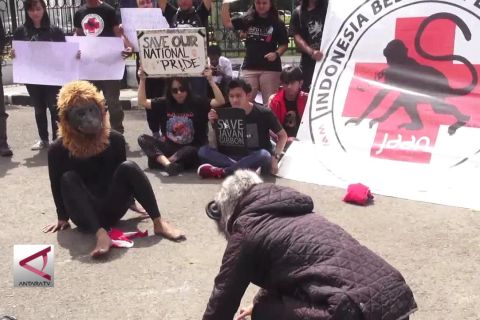 Aksi &lsquo;Kera&rsquo; di depan Gedung Sate