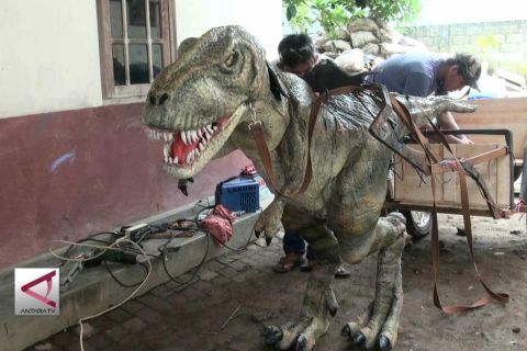 Lulusan SMK ciptakan animatronik dinosaurus