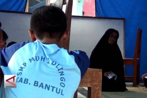Sekolah di Bantul ambles, ratusan siswa belajar di tenda