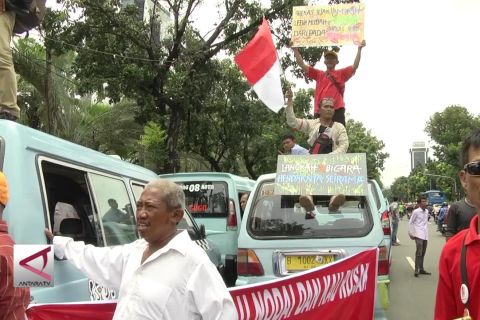Para pengemudi  angkutan umum keluhkan penutupan jalan