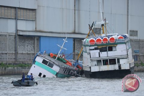 Evakuasi Muatan Dan Kapal Kandas