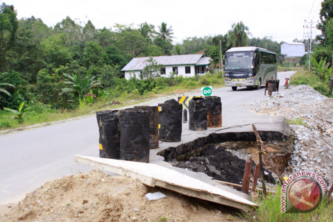 Jalan Lintas Negara Ambles