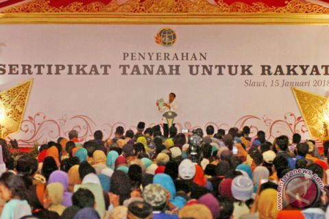 Foto Kemarin: Presiden Serahkan Sertifikat Tanah Untuk Rakyat
