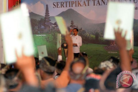 Jokowi Bagikan Sertifikat Di Tabanan
