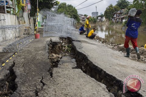 Jalan Retak Karena Erosi