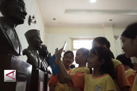 Puluhan pelajar berkunjung ke monumen pers