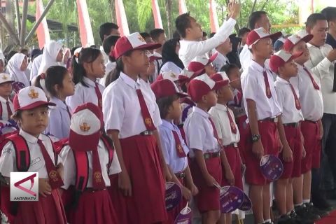 Menko PMK bagikan KIP ATM siswa yatim di Musi Banyuasin