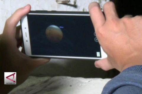 Amati gerhana melalui layar telepon genggam
