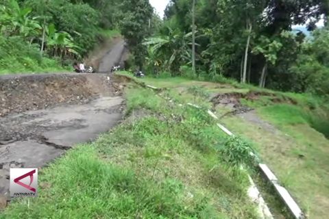 Pemkab Kuningan perbaiki jalan ambles