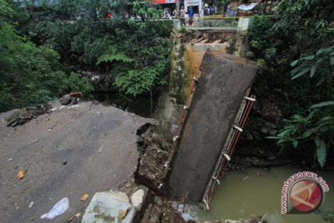 Jembatan putus akibat banjir
