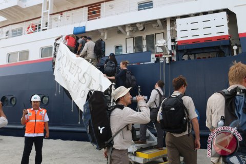 Kapal Pesiar Di Pelabuhan Belawan