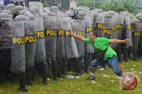 Foto Kemarin: Simulasi Pengamanan Pilkada Serentak