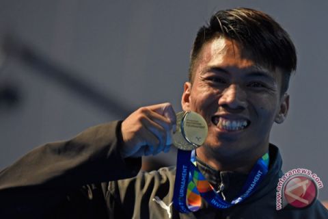 Foto Kemarin: Medali Angkat Besi Putra 69 Kg