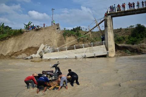 Jembatan putus
