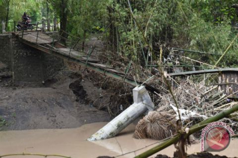 Jembatan roboh di Ngawi