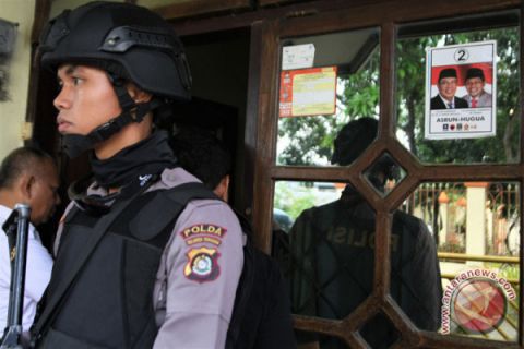 KPK geledah rumah tersangka OTT