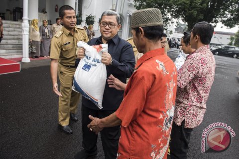 Penyaluran bansos rastra