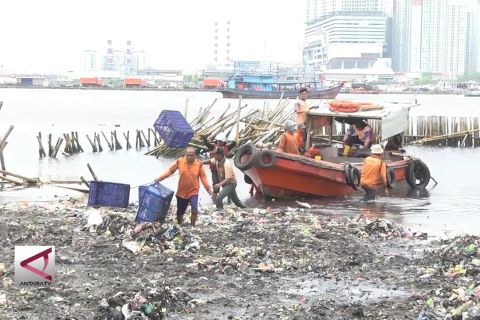 Pemprov DKI terus upayakan pembersihan sampah di Angke
