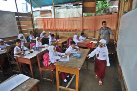 BELAJAR DI KELAS DARURAT
