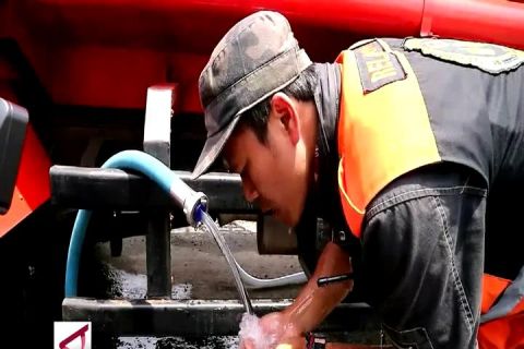 Basarnas suplai air bersih ke korban banjir di Bandung